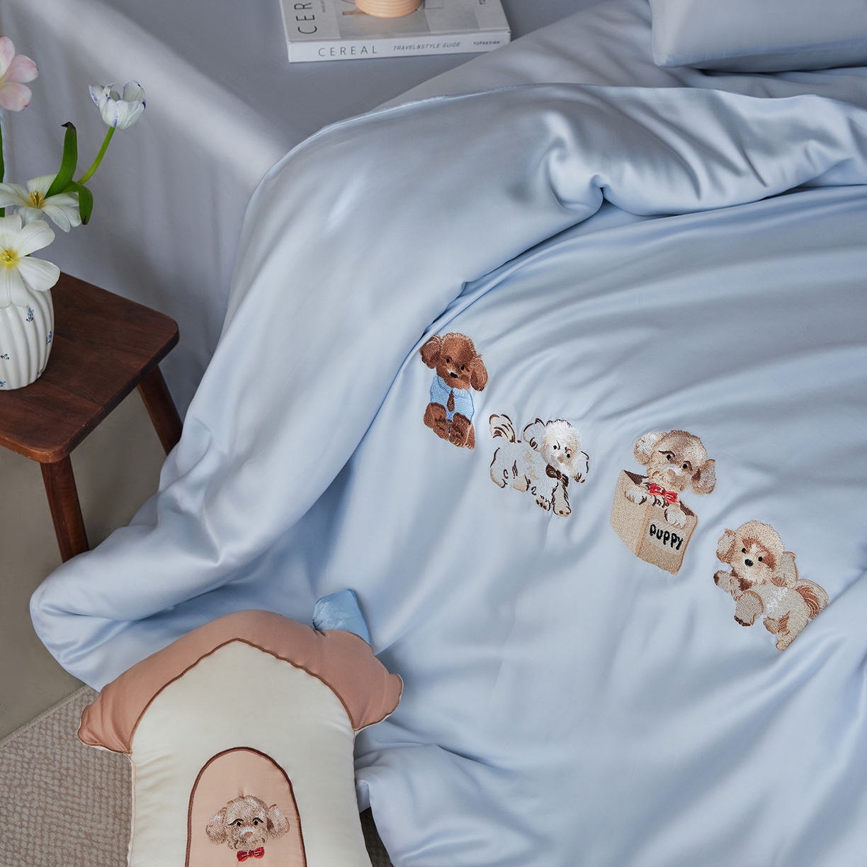 91家纺网 家纺一手货源 找家纺 风向标家纺 2026新款兰精天丝绣花四件套-萌宠系列 奶蓝汪团