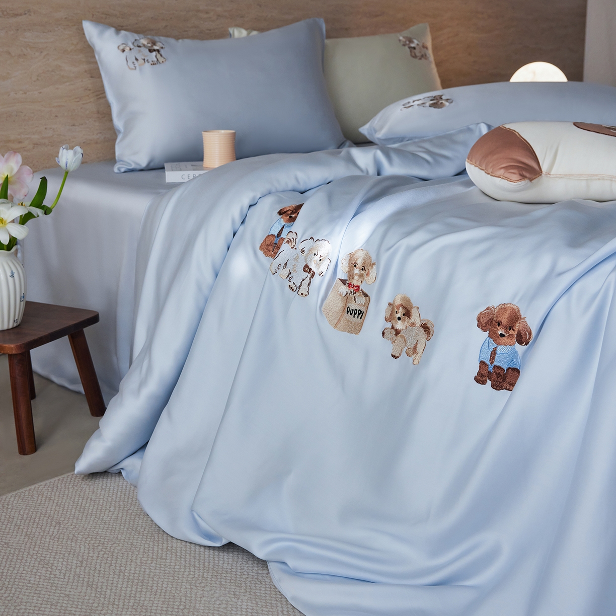 91家纺网 家纺一手货源 找家纺 风向标家纺 2026新款兰精天丝绣花四件套-萌宠系列 奶蓝汪团