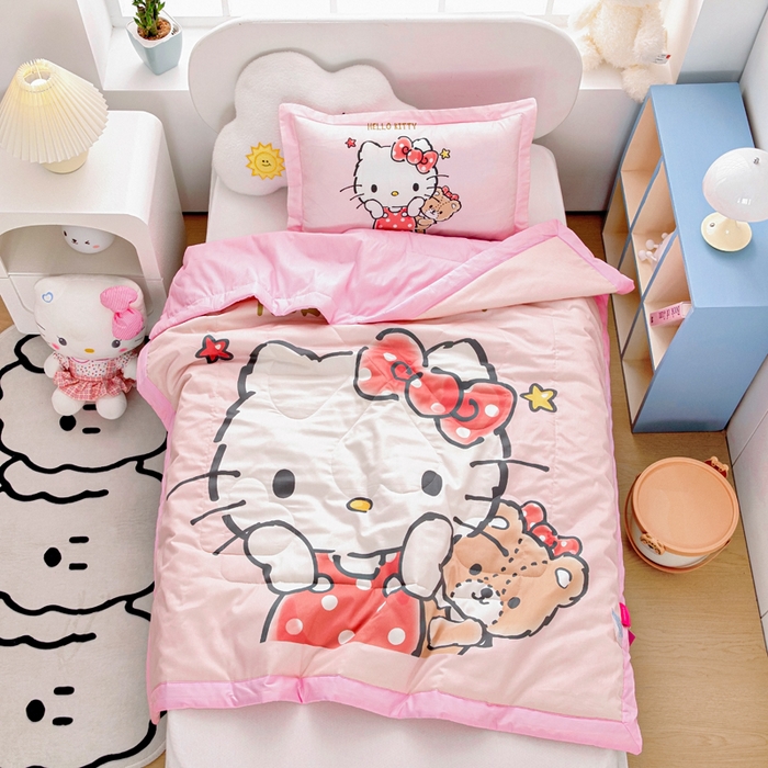 91家纺网 家纺一手货源 找家纺 乐秀家纺 2026新款三丽鸥大版全棉幼儿园空调被纯棉儿童夏凉被 小熊KT