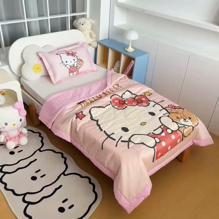 91家纺网 家纺一手货源 找家纺 乐秀家纺 2026新款三丽鸥大版全棉幼儿园空调被纯棉儿童夏凉被 小熊KT