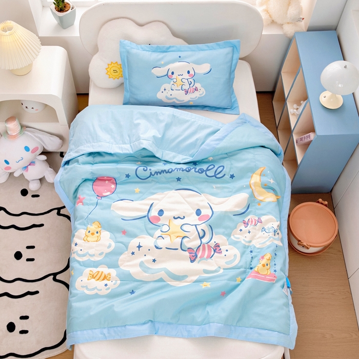 91家纺网 家纺一手货源 找家纺 乐秀家纺 2026新款三丽鸥大版全棉幼儿园空调被纯棉儿童夏凉被 云朵玉桂狗