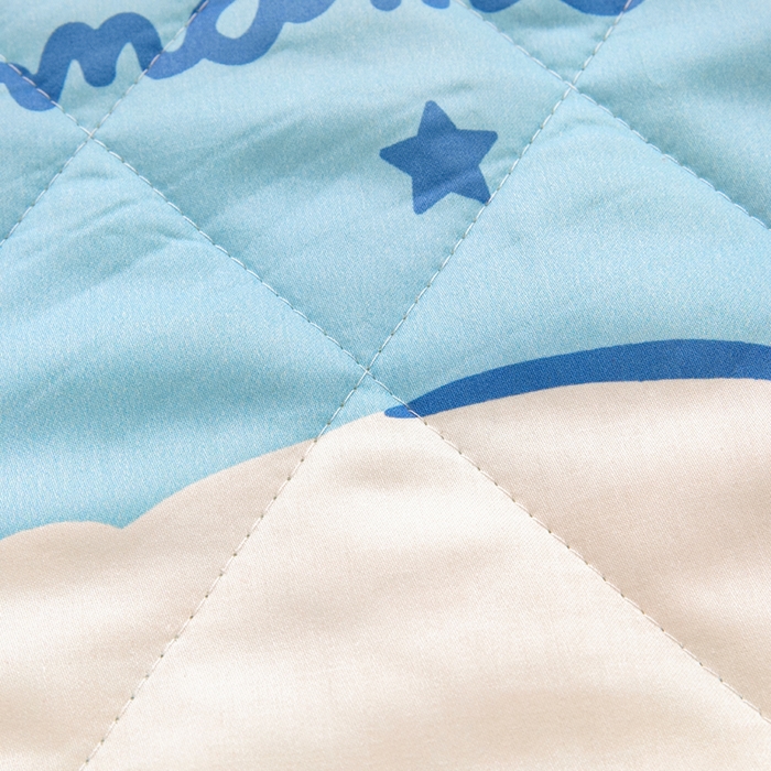 91家纺网 家纺一手货源 找家纺 乐秀家纺 2026新款三丽鸥大版全棉幼儿园空调被纯棉儿童夏凉被 云朵玉桂狗