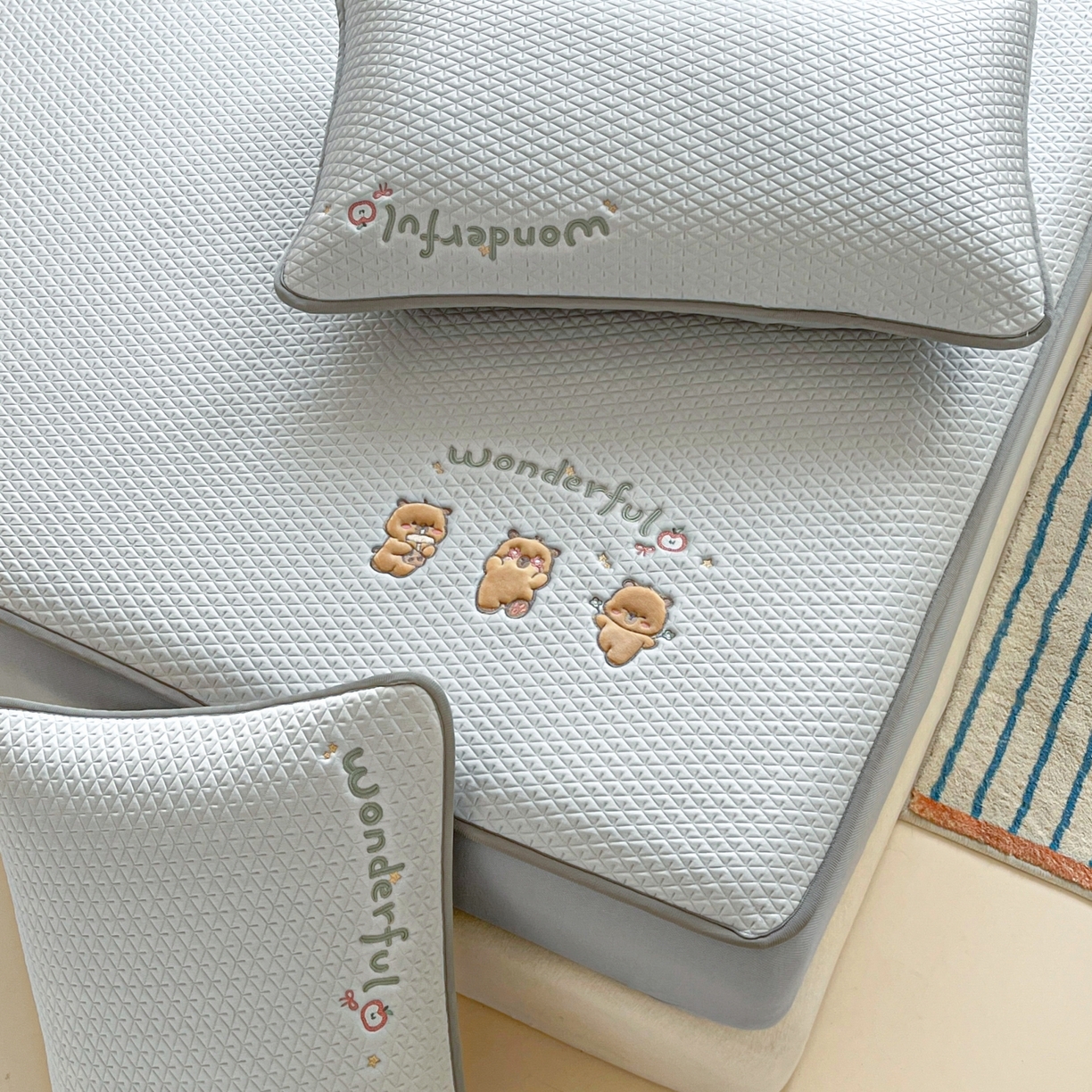 91家纺网 家纺一手货源 找家纺 （总）欧邦 2026新款PE中分子刺绣复合床笠款冰豆豆夏被套件-卡皮巴拉系列