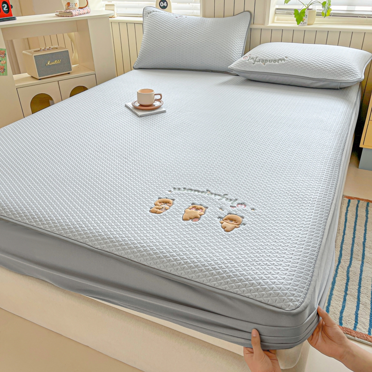 91家纺网 家纺一手货源 找家纺 （总）欧邦 2026新款PE中分子刺绣复合床笠款冰豆豆夏被套件-卡皮巴拉系列