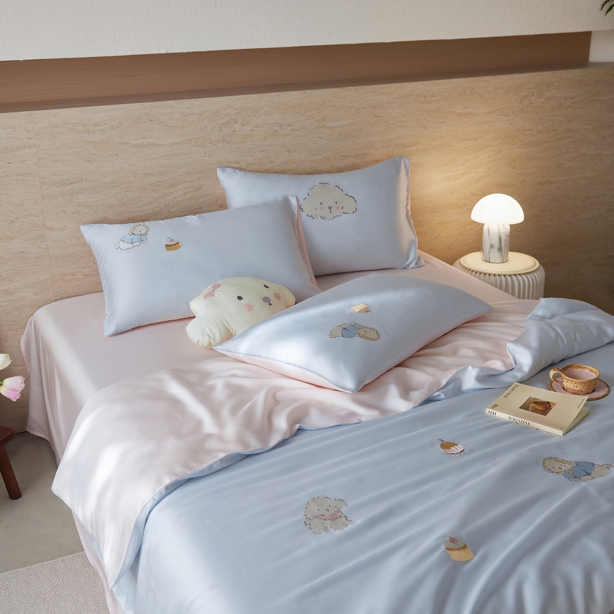 91家纺网 家纺一手货源 找家纺 风向标家纺 2026新款兰精天丝绣花四件套-萌宠系列 清蓝奶芙