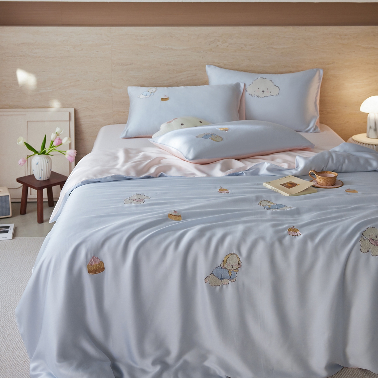 91家纺网 家纺一手货源 找家纺 风向标家纺 2026新款兰精天丝绣花四件套-萌宠系列 清蓝奶芙