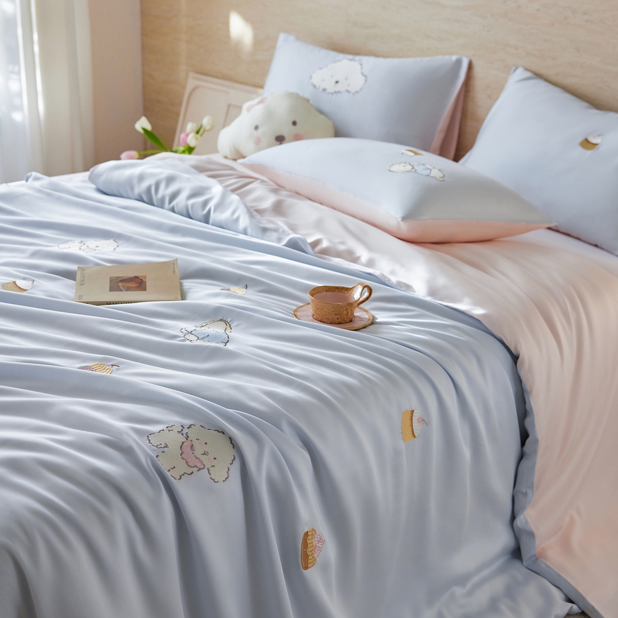 91家纺网 家纺一手货源 找家纺 风向标家纺 2026新款兰精天丝绣花四件套-萌宠系列 清蓝奶芙