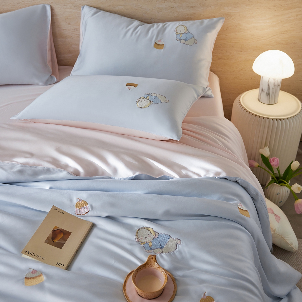 91家纺网 家纺一手货源 找家纺 风向标家纺 2026新款兰精天丝绣花四件套-萌宠系列 清蓝奶芙