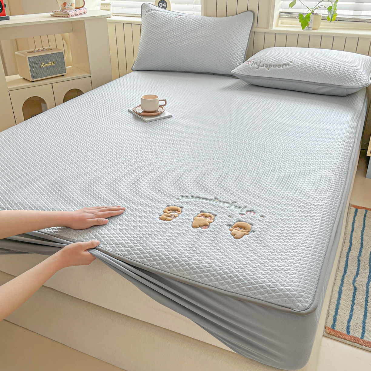 91家纺网 家纺一手货源 找家纺 （总）欧邦 2026新款PE中分子刺绣复合床笠款冰豆豆夏被套件-卡皮巴拉系列