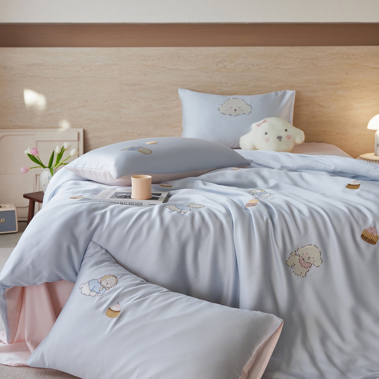 91家纺网 家纺一手货源 找家纺 风向标家纺 2026新款兰精天丝绣花四件套-萌宠系列 清蓝奶芙