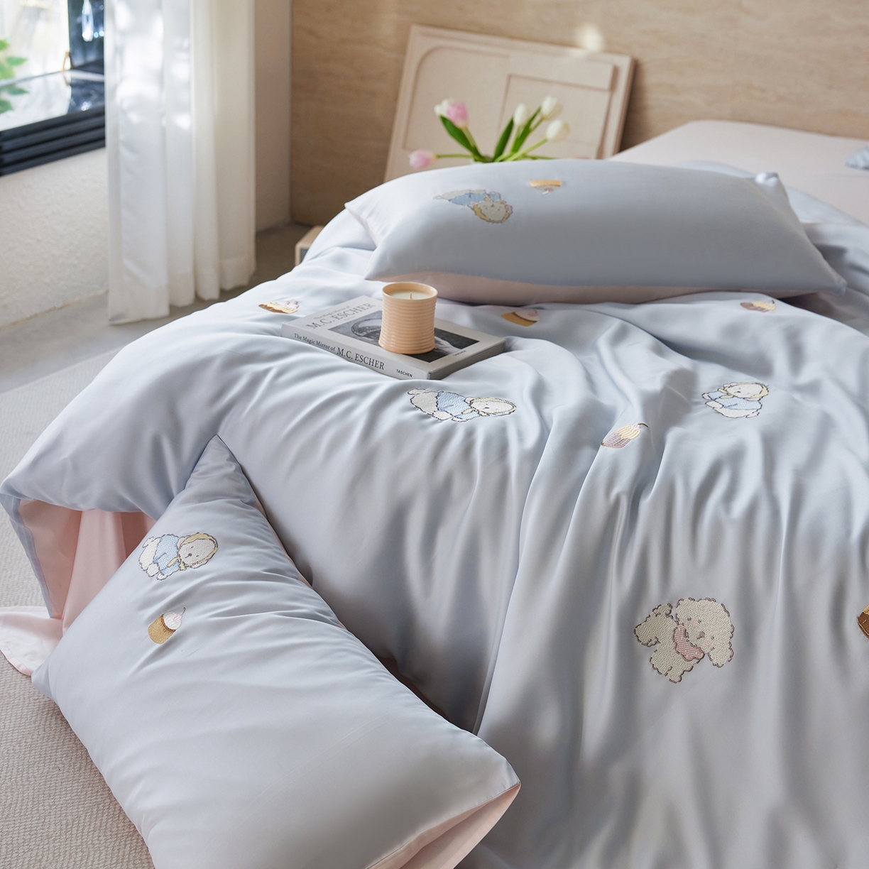 91家纺网 家纺一手货源 找家纺 风向标家纺 2026新款兰精天丝绣花四件套-萌宠系列 清蓝奶芙