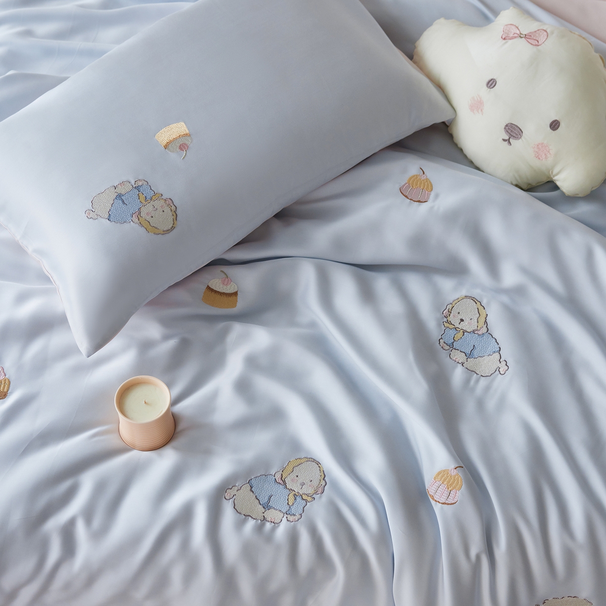 91家纺网 家纺一手货源 找家纺 风向标家纺 2026新款兰精天丝绣花四件套-萌宠系列 清蓝奶芙