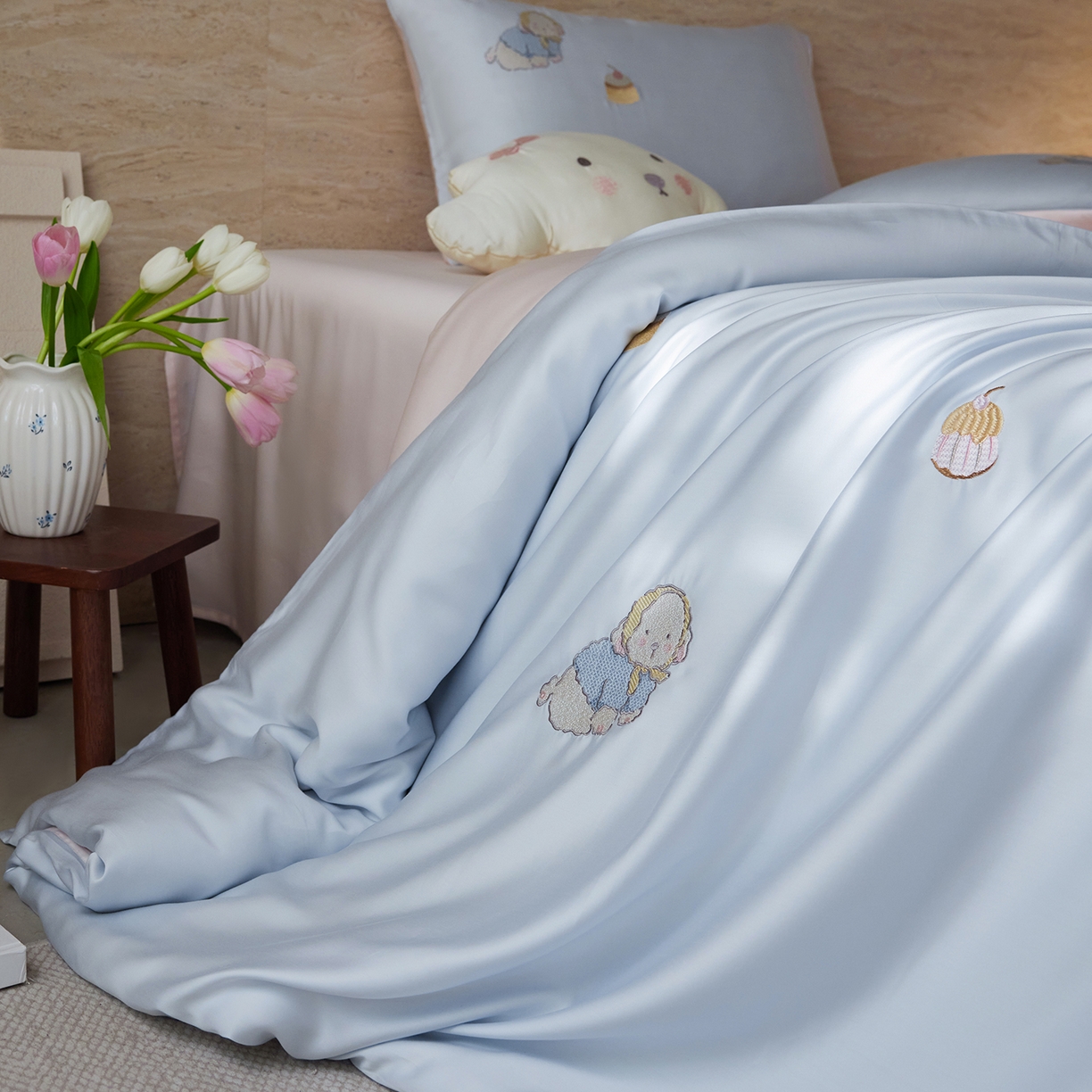 91家纺网 家纺一手货源 找家纺 风向标家纺 2026新款兰精天丝绣花四件套-萌宠系列 清蓝奶芙