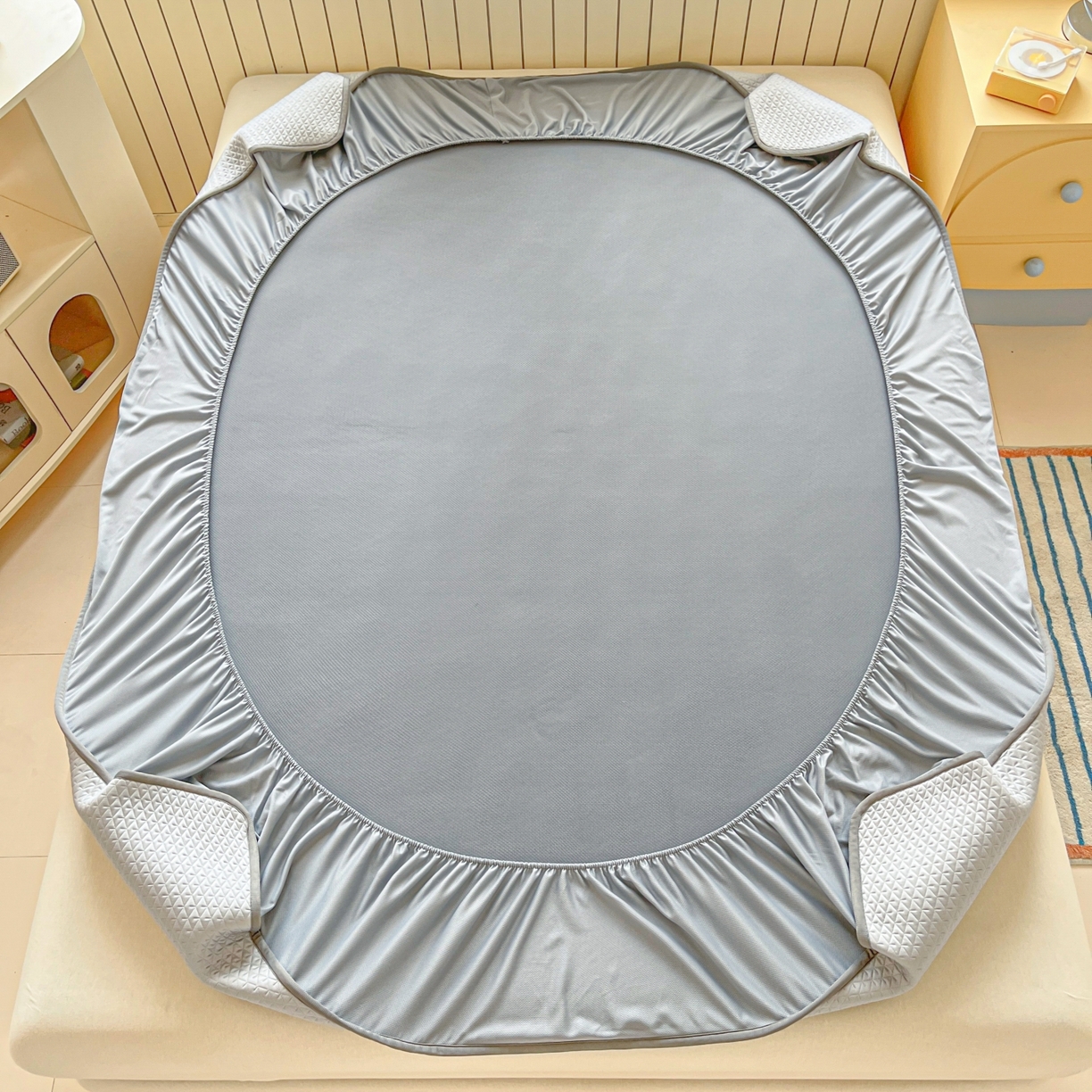 91家纺网 家纺一手货源 找家纺 （总）欧邦 2026新款PE中分子刺绣复合床笠款冰豆豆夏被套件-卡皮巴拉系列