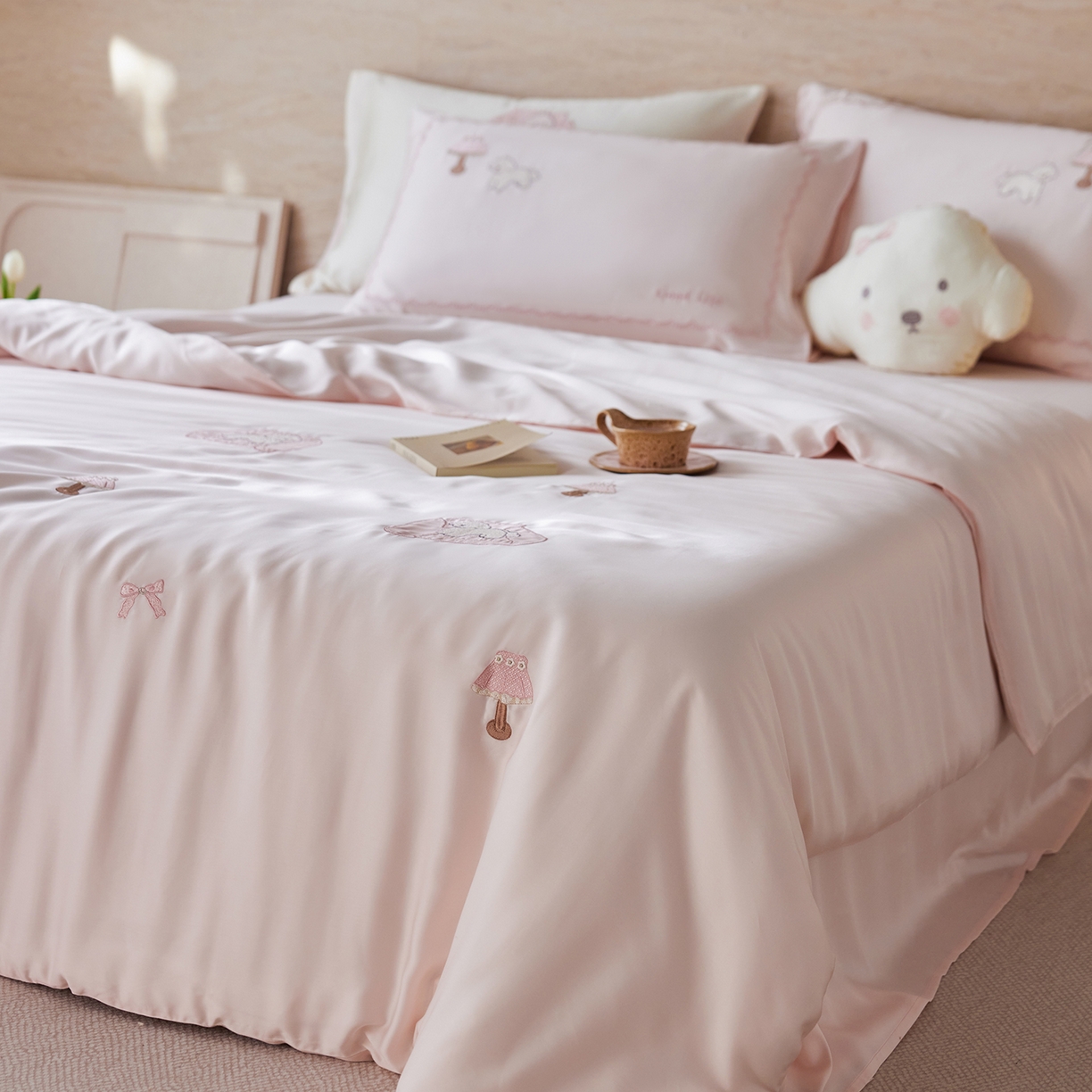 91家纺网 家纺一手货源 找家纺 风向标家纺 2026新款兰精天丝绣花四件套-萌宠系列 云粉小卧