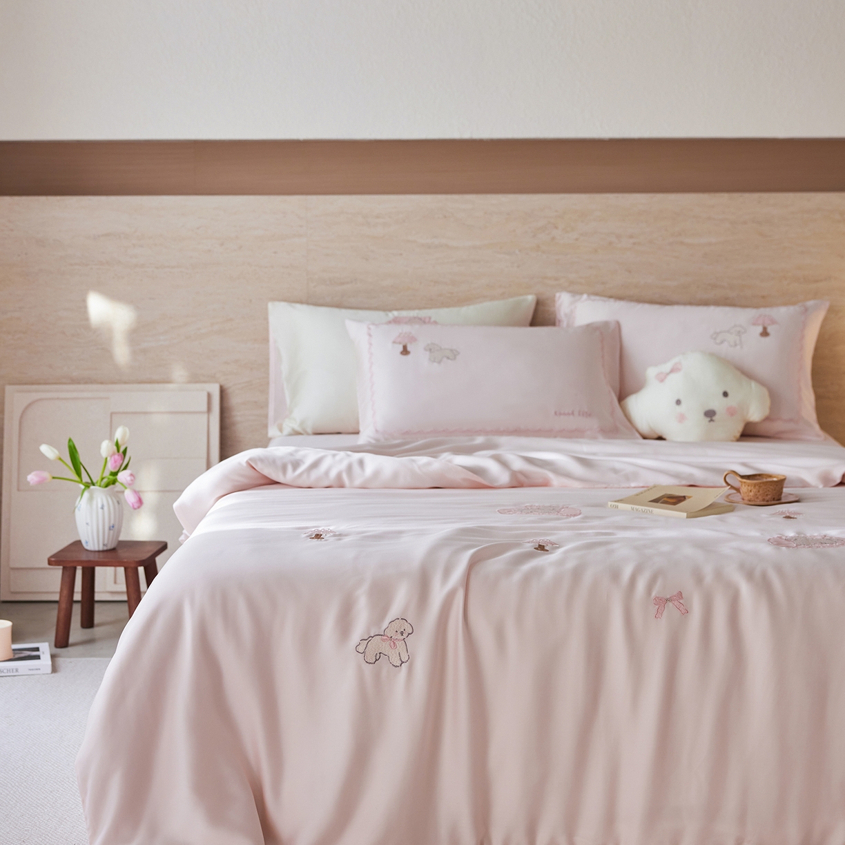 91家纺网 家纺一手货源 找家纺 风向标家纺 2026新款兰精天丝绣花四件套-萌宠系列 云粉小卧