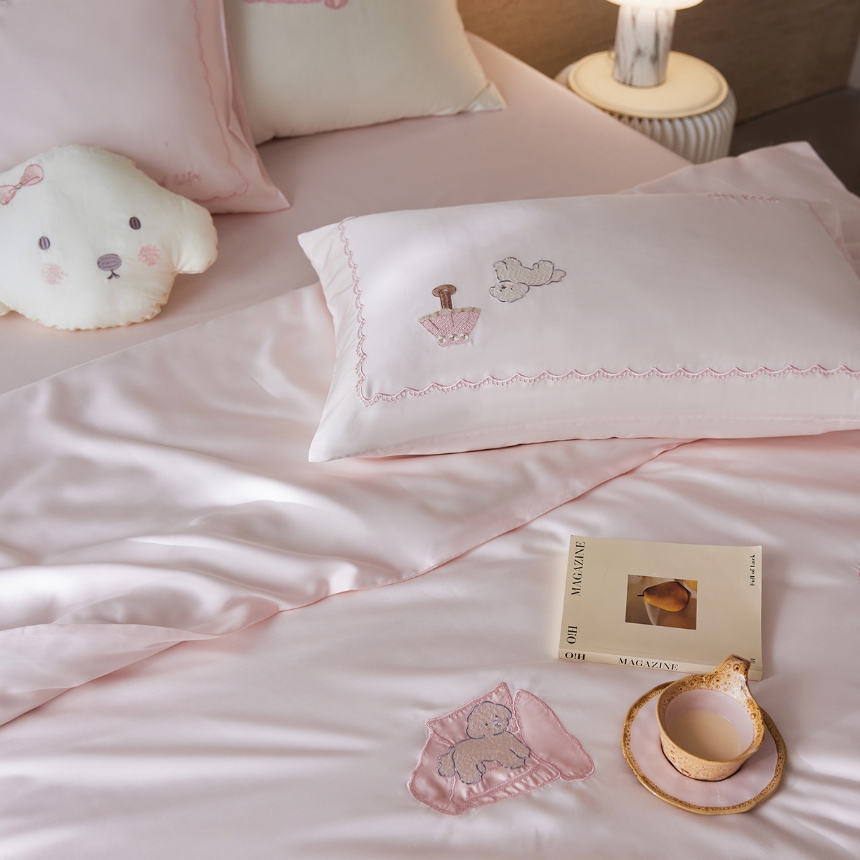 91家纺网 家纺一手货源 找家纺 风向标家纺 2026新款兰精天丝绣花四件套-萌宠系列 云粉小卧