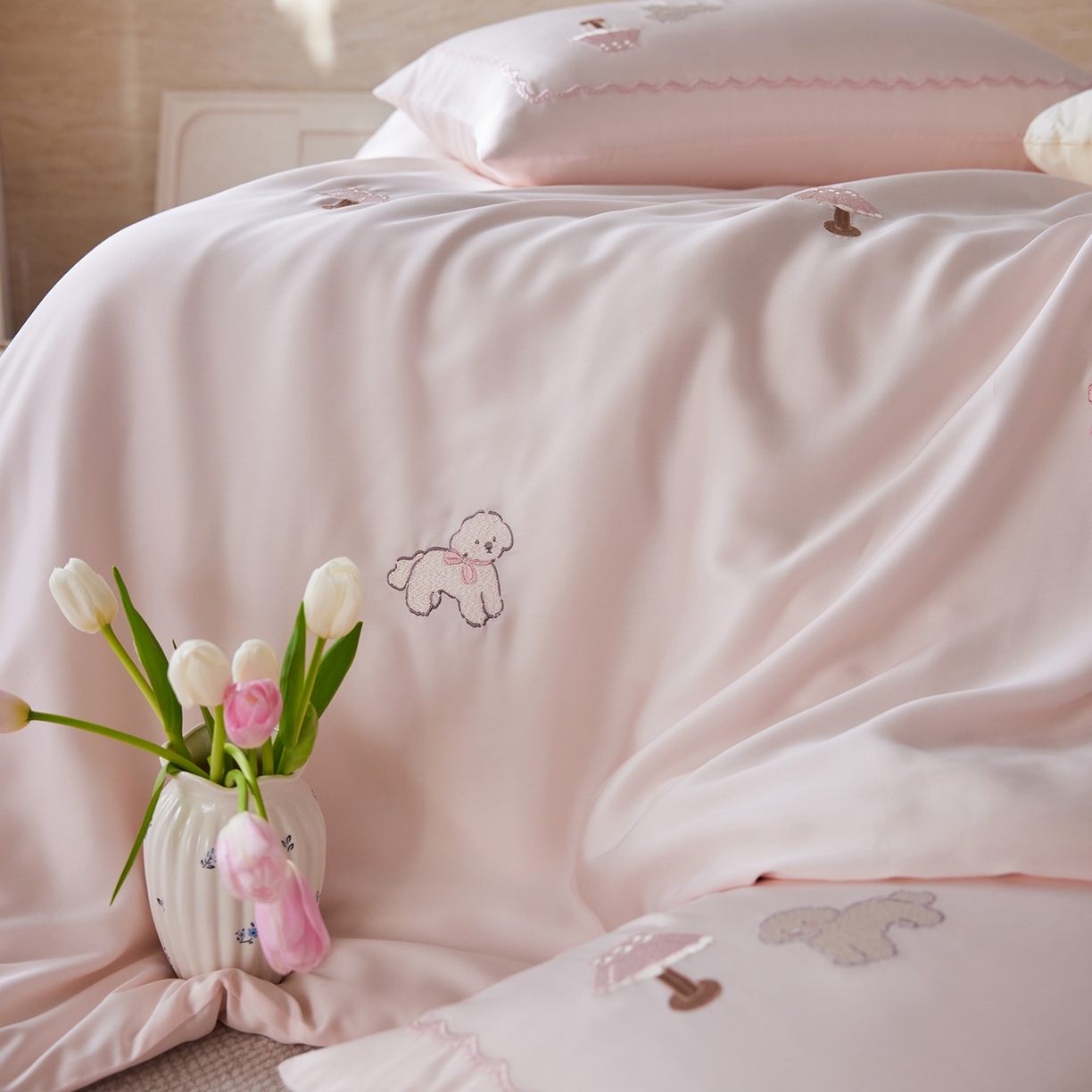 91家纺网 家纺一手货源 找家纺 风向标家纺 2026新款兰精天丝绣花四件套-萌宠系列 云粉小卧