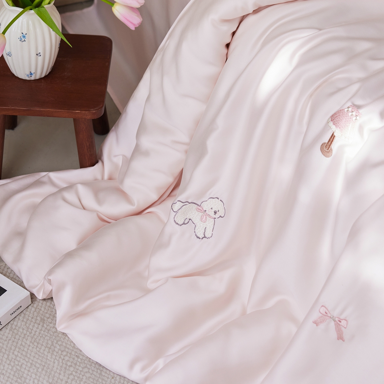 91家纺网 家纺一手货源 找家纺 风向标家纺 2026新款兰精天丝绣花四件套-萌宠系列 云粉小卧