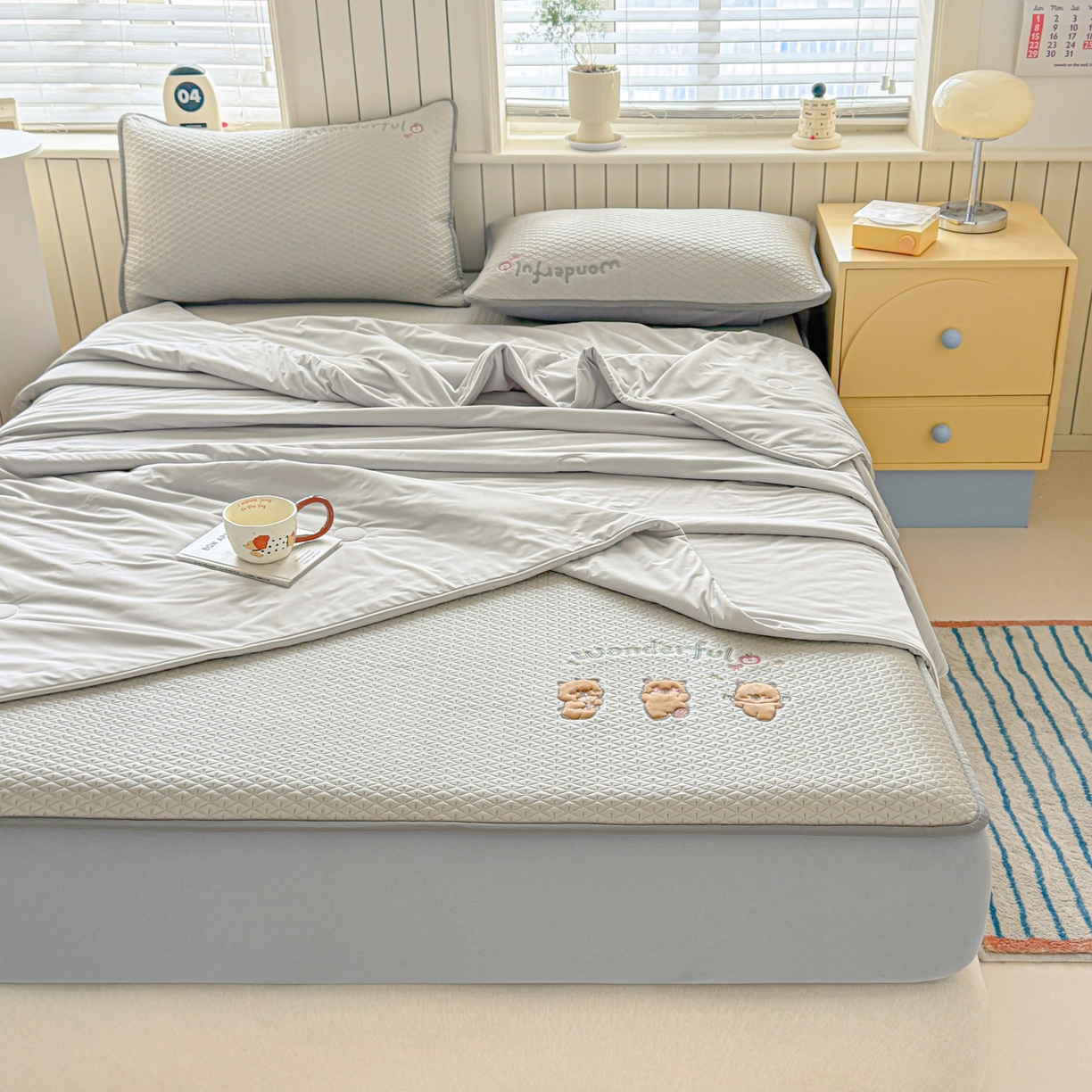 91家纺网 家纺一手货源 找家纺 （总）欧邦 2026新款PE中分子刺绣复合床笠款冰豆豆夏被套件-卡皮巴拉系列