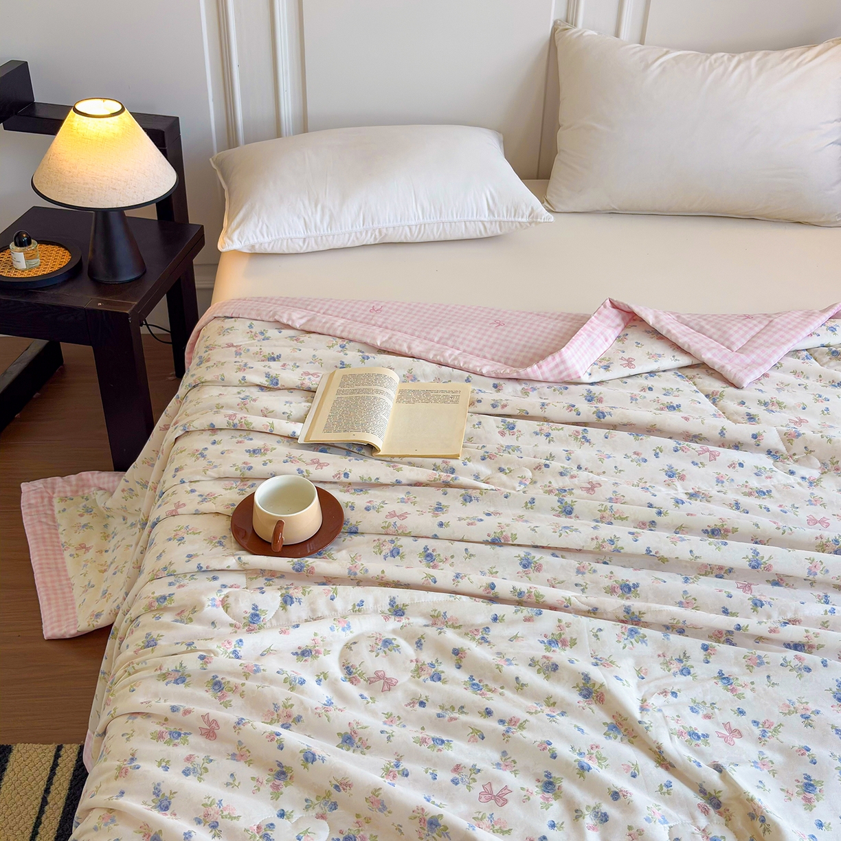 91家纺网 家纺一手货源 找家纺 宜梦家居 （全网最低价）2026新款亲肤新疆棉印花夏被系列 窗边花事