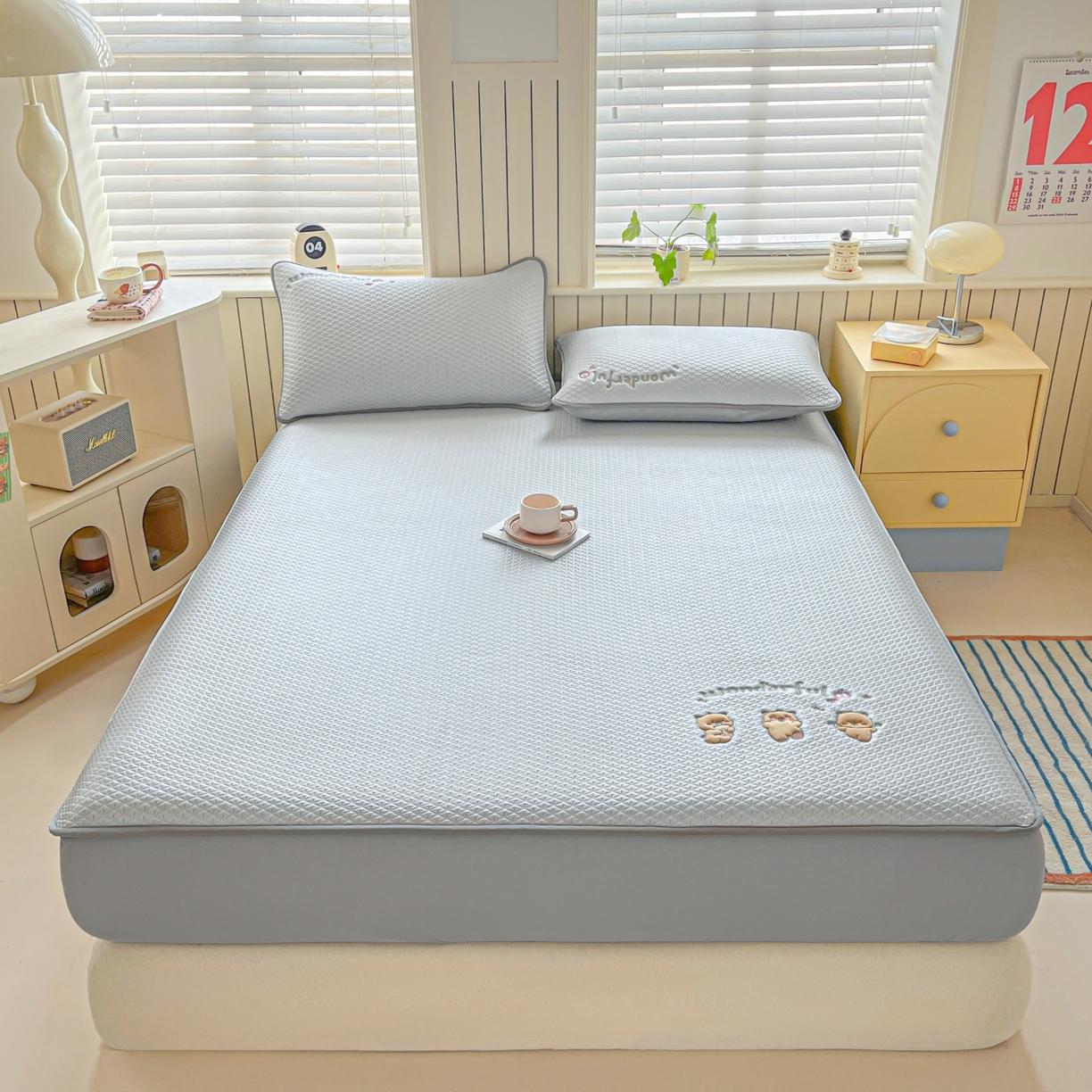 91家纺网 家纺一手货源 找家纺 欧邦 2026新款PE中分子刺绣复合床笠款冰豆豆夏被套件-卡皮巴拉系列 卡皮-灰