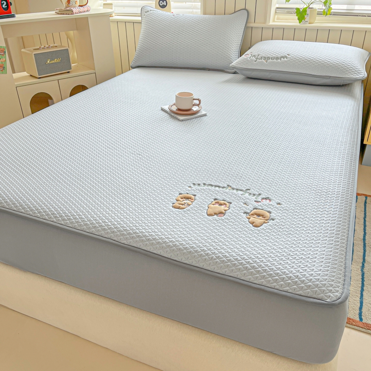 91家纺网 家纺一手货源 找家纺 欧邦 2026新款PE中分子刺绣复合床笠款冰豆豆夏被套件-卡皮巴拉系列 卡皮-灰