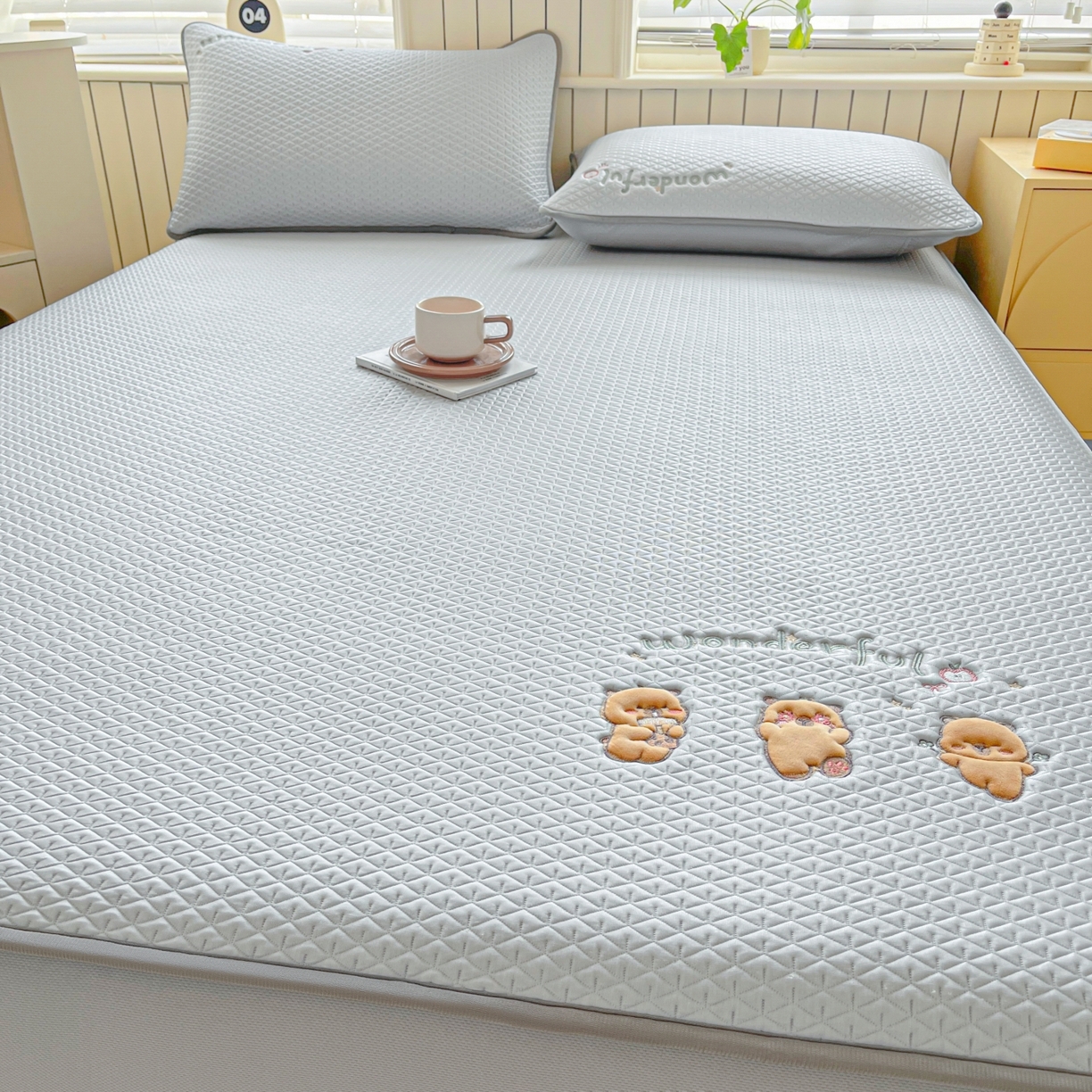 91家纺网 家纺一手货源 找家纺 欧邦 2026新款PE中分子刺绣复合床笠款冰豆豆夏被套件-卡皮巴拉系列 卡皮-灰