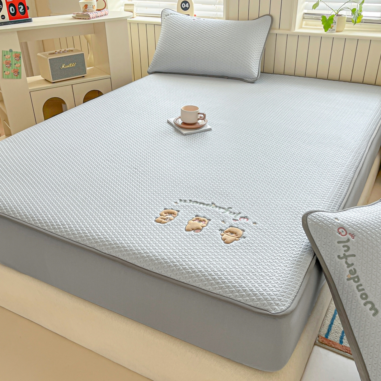 91家纺网 家纺一手货源 找家纺 欧邦 2026新款PE中分子刺绣复合床笠款冰豆豆夏被套件-卡皮巴拉系列 卡皮-灰