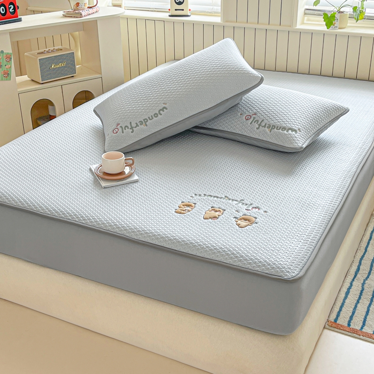 91家纺网 家纺一手货源 找家纺 欧邦 2026新款PE中分子刺绣复合床笠款冰豆豆夏被套件-卡皮巴拉系列 卡皮-灰