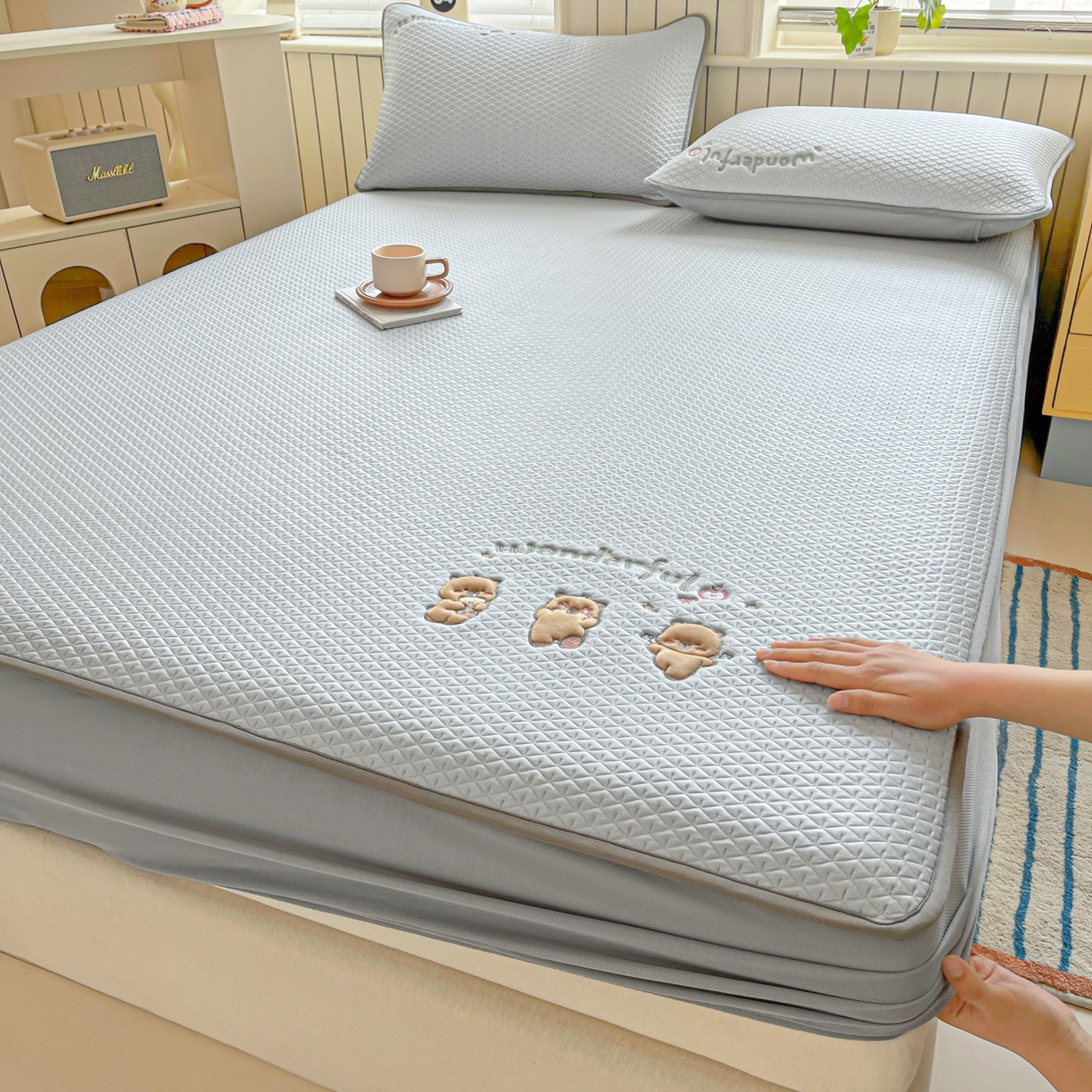 91家纺网 家纺一手货源 找家纺 欧邦 2026新款PE中分子刺绣复合床笠款冰豆豆夏被套件-卡皮巴拉系列 卡皮-灰