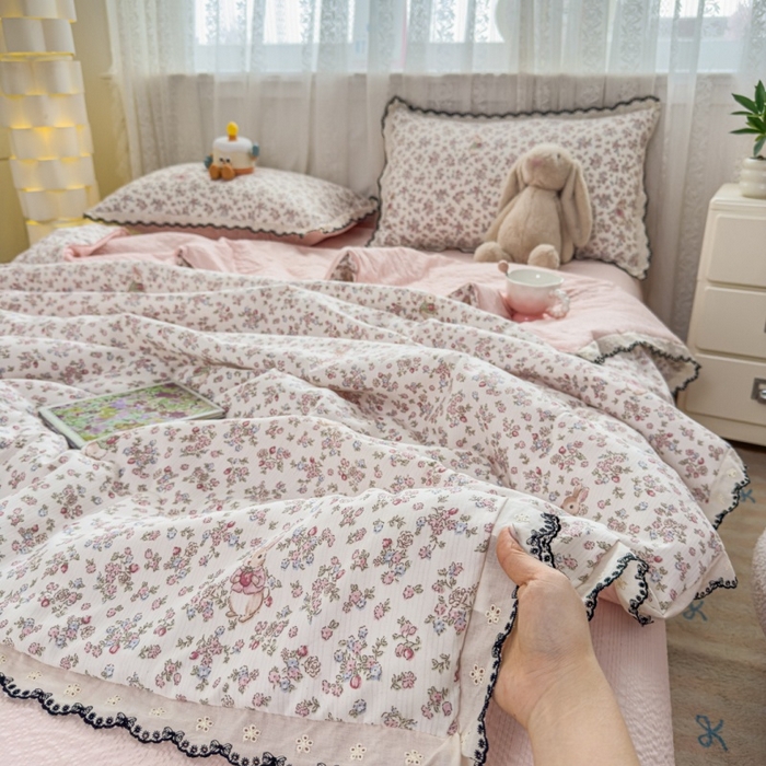 91家纺网 家纺一手货源 找家纺 （总）赫本家纺 2026新款全棉镂空花边云感印花双层纱夏被四件套