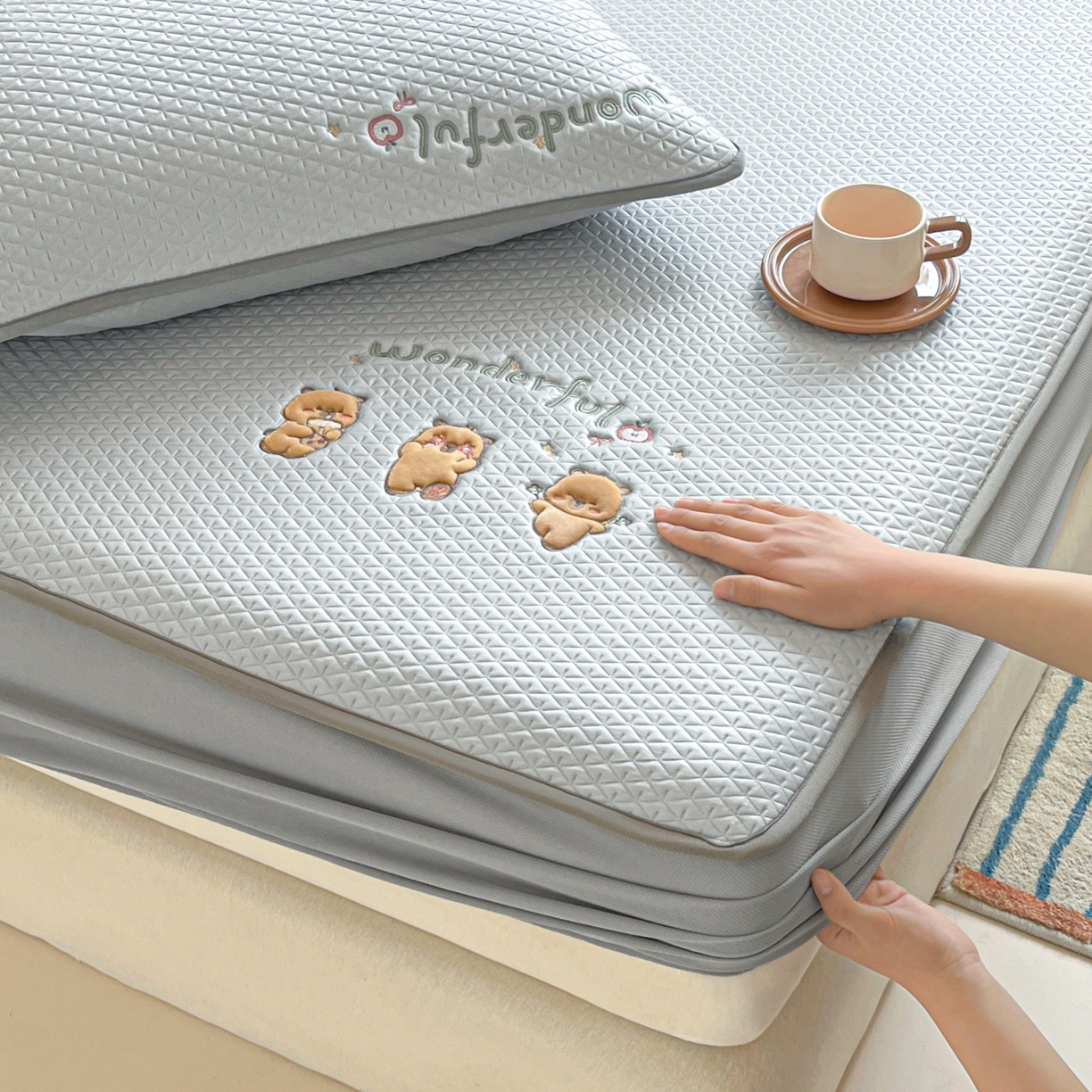 91家纺网 家纺一手货源 找家纺 欧邦 2026新款PE中分子刺绣复合床笠款冰豆豆夏被套件-卡皮巴拉系列 卡皮-灰