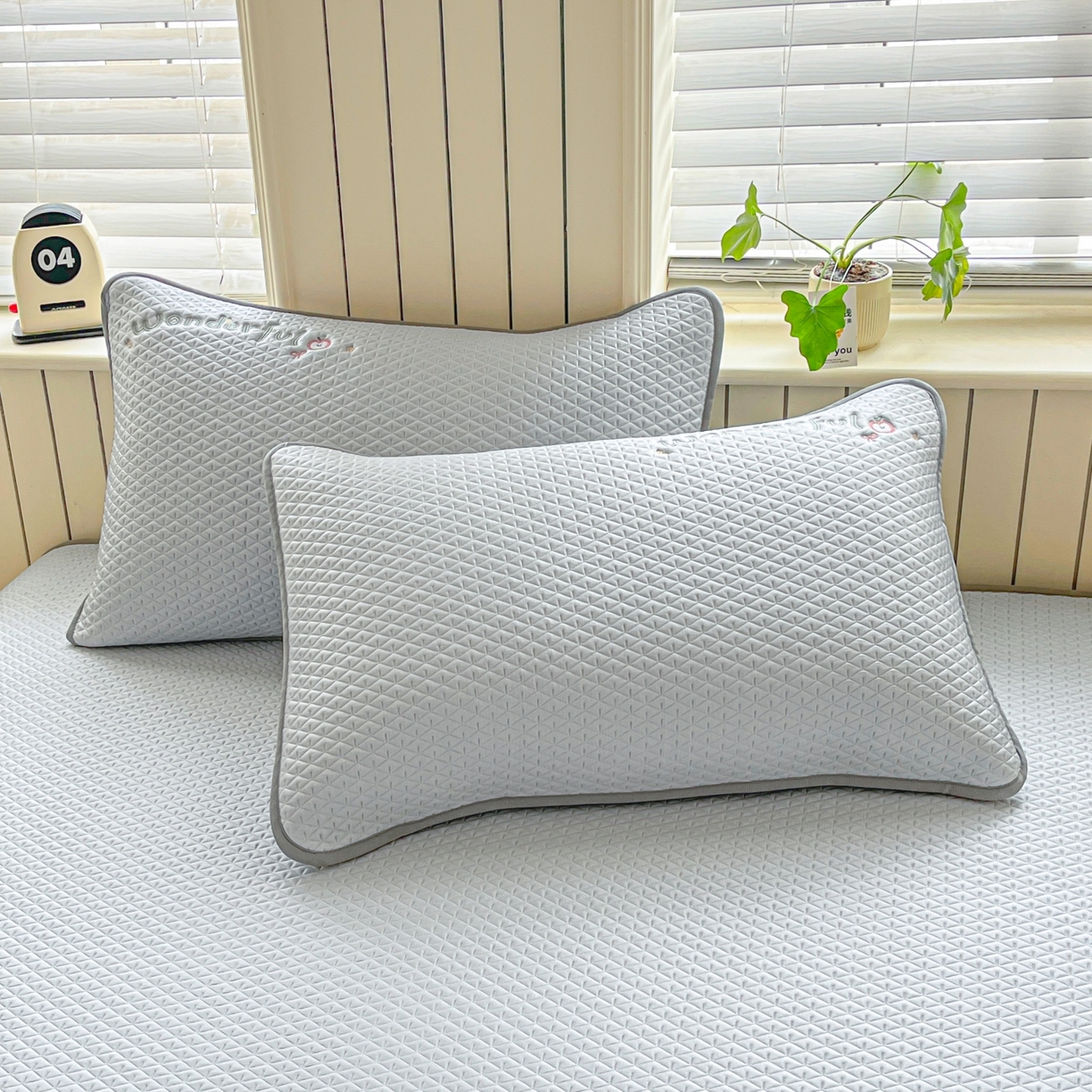 91家纺网 家纺一手货源 找家纺 欧邦 2026新款PE中分子刺绣复合床笠款冰豆豆夏被套件-卡皮巴拉系列 卡皮-灰