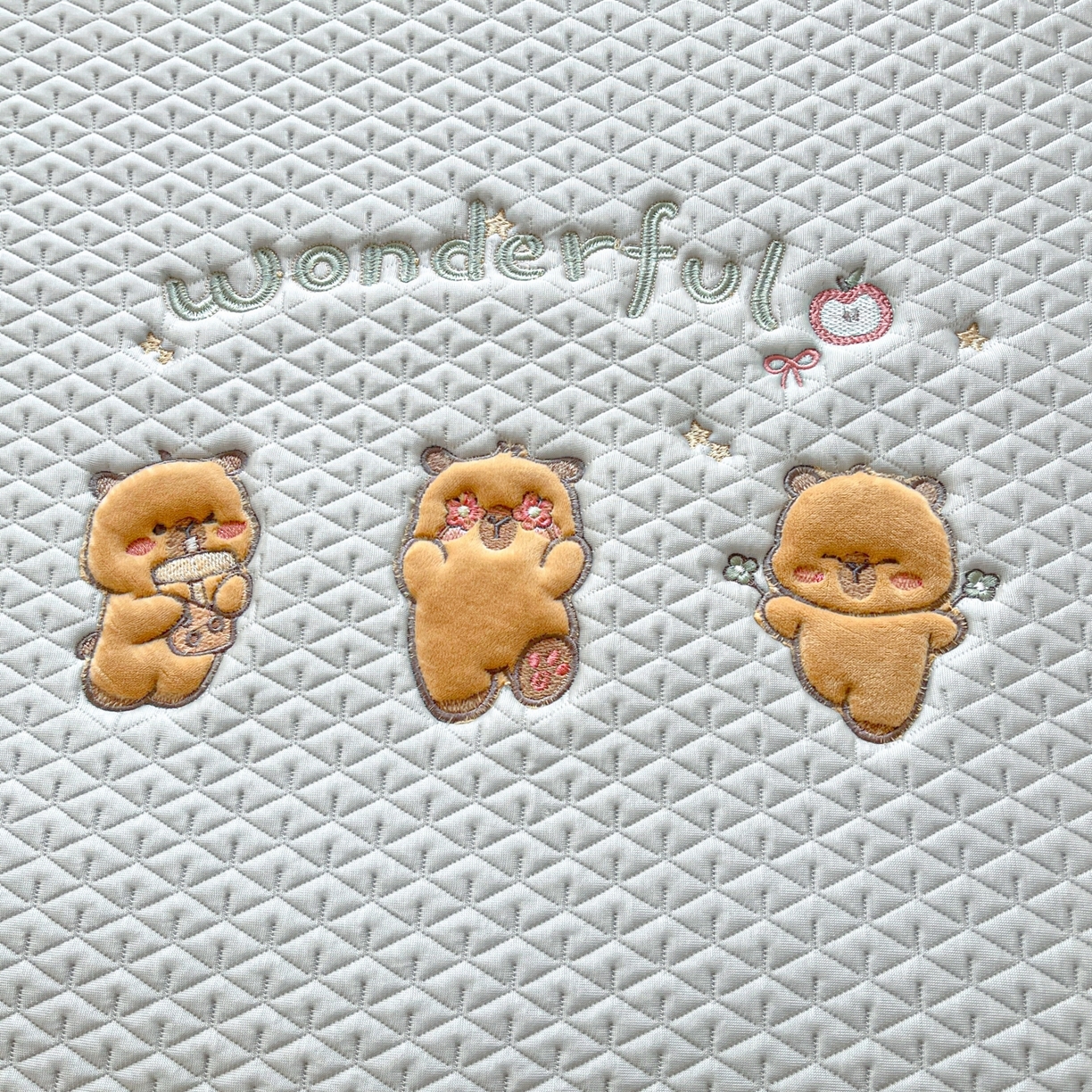 91家纺网 家纺一手货源 找家纺 欧邦 2026新款PE中分子刺绣复合床笠款冰豆豆夏被套件-卡皮巴拉系列 卡皮-灰