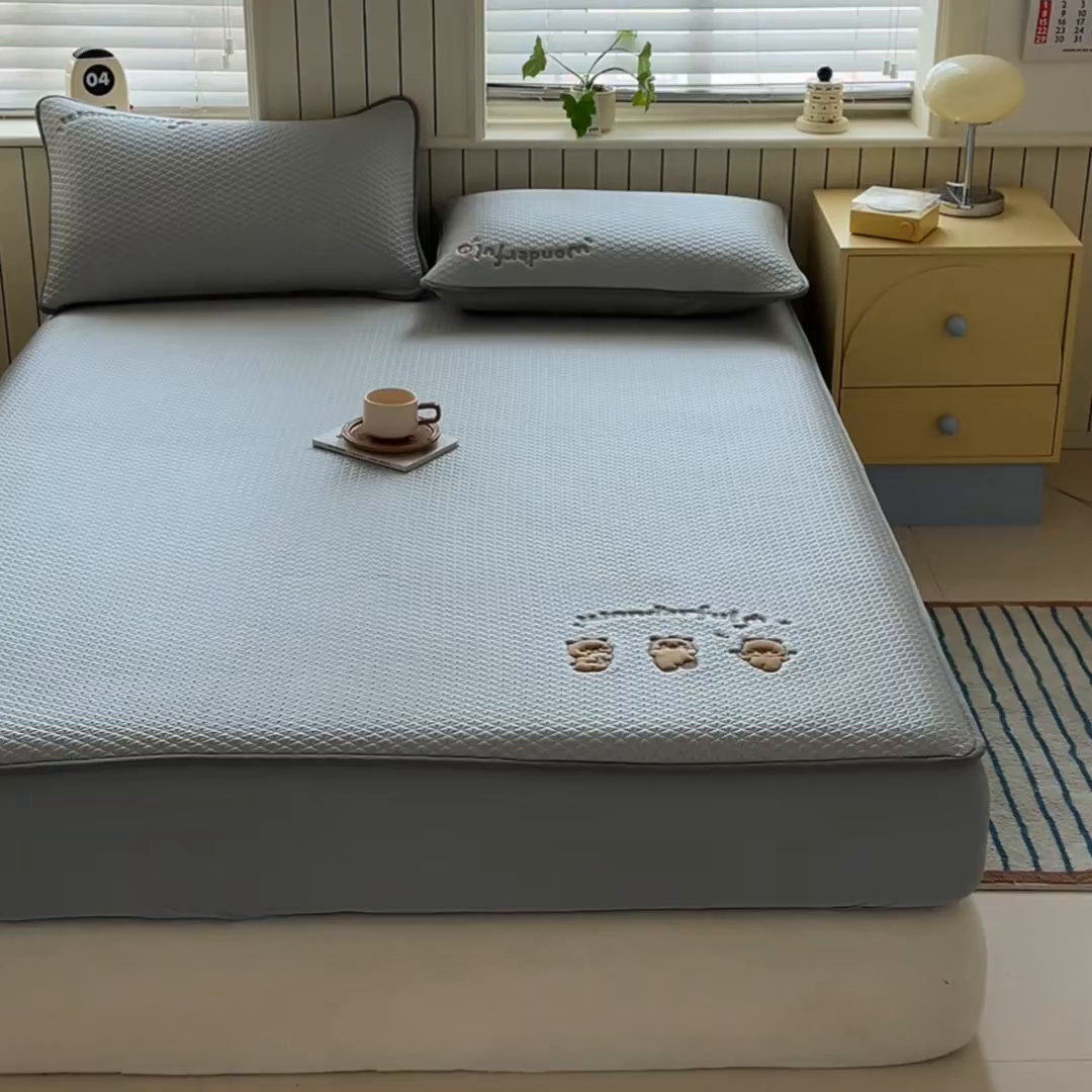 91家纺网 家纺一手货源 找家纺 欧邦 2026新款PE中分子刺绣复合床笠款冰豆豆夏被套件-卡皮巴拉系列 卡皮-灰