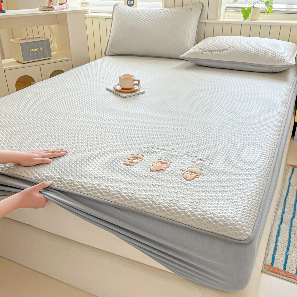 91家纺网 家纺一手货源 找家纺 欧邦 2026新款PE中分子刺绣复合床笠款冰豆豆夏被套件-卡皮巴拉系列 卡皮-咖