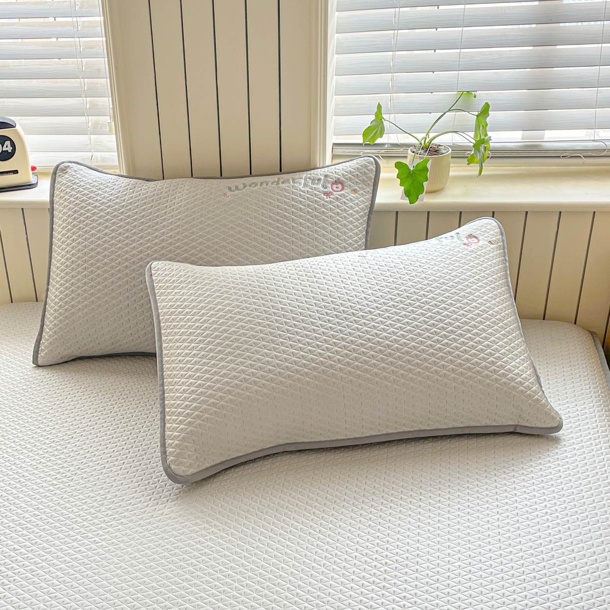 91家纺网 家纺一手货源 找家纺 欧邦 2026新款PE中分子刺绣复合床笠款冰豆豆夏被套件-卡皮巴拉系列 卡皮-咖