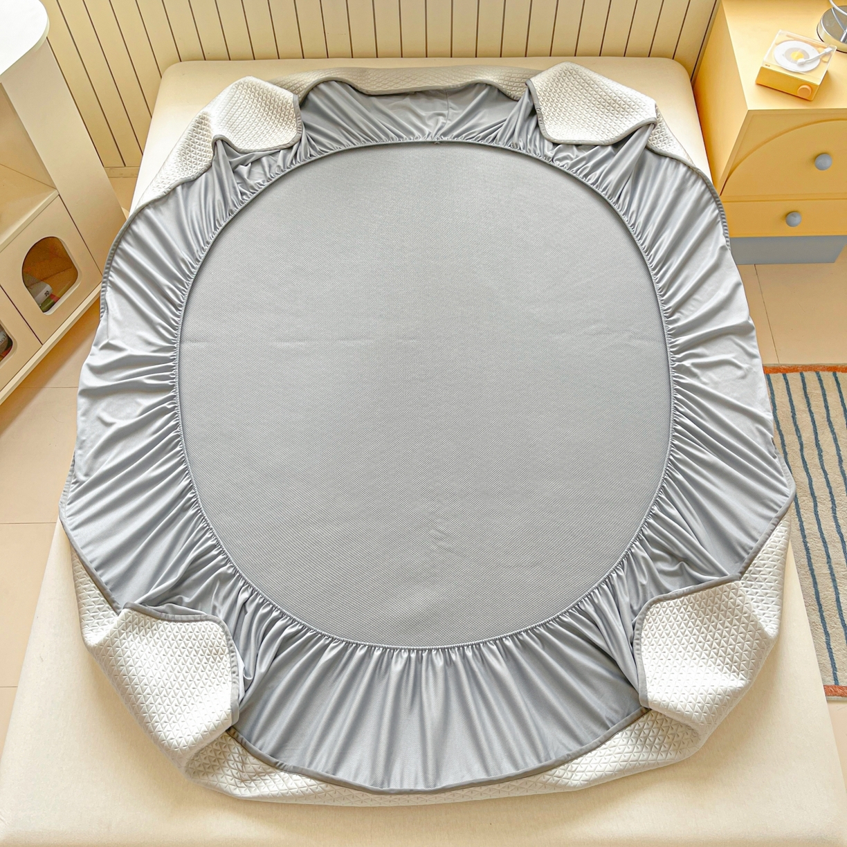 91家纺网 家纺一手货源 找家纺 欧邦 2026新款PE中分子刺绣复合床笠款冰豆豆夏被套件-卡皮巴拉系列 卡皮-咖