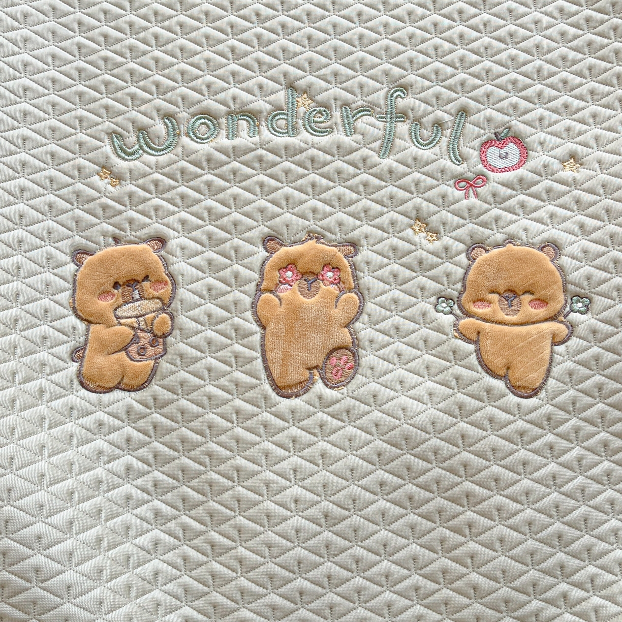 91家纺网 家纺一手货源 找家纺 欧邦 2026新款PE中分子刺绣复合床笠款冰豆豆夏被套件-卡皮巴拉系列 卡皮-咖