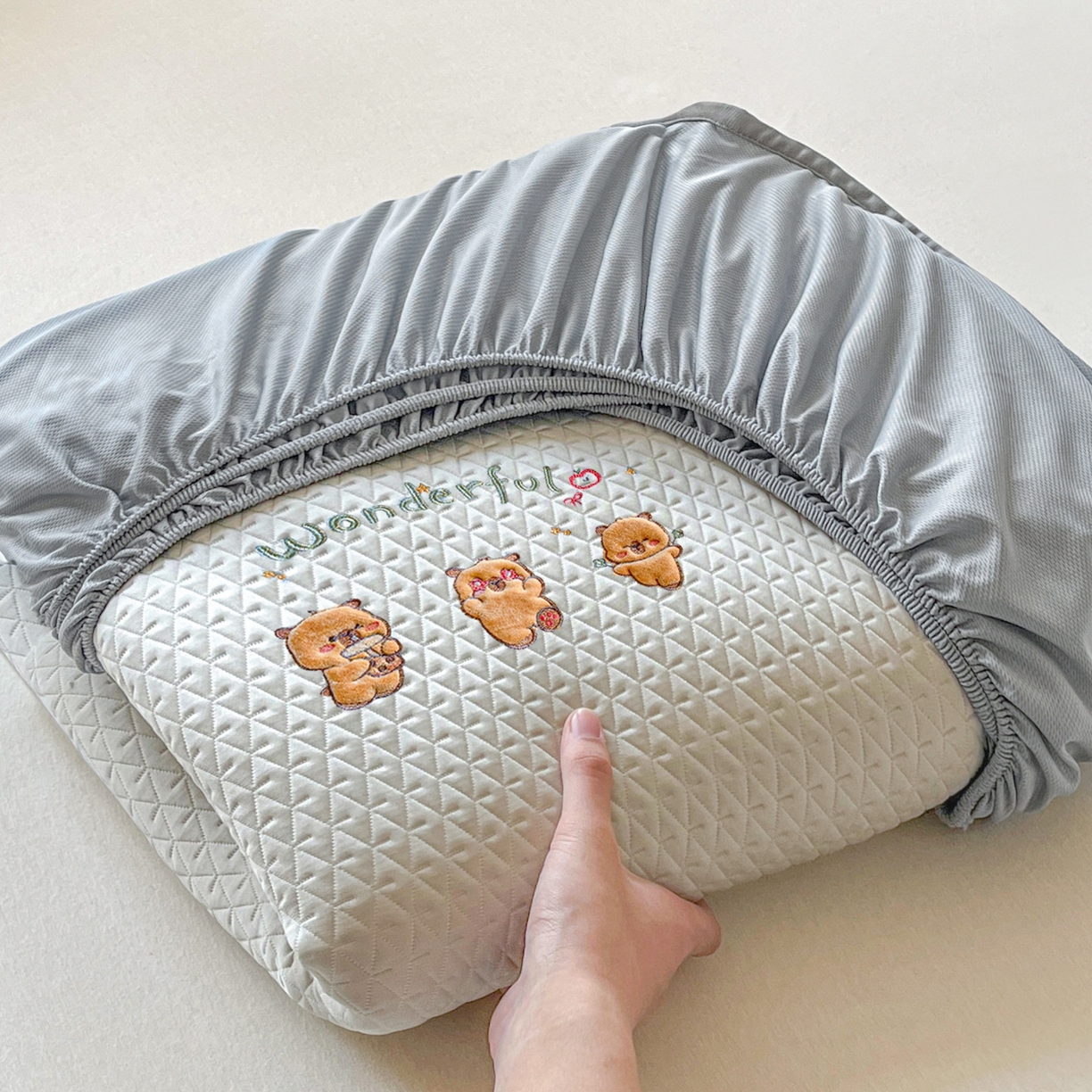 91家纺网 家纺一手货源 找家纺 欧邦 2026新款PE中分子刺绣复合床笠款冰豆豆夏被套件-卡皮巴拉系列 卡皮-咖