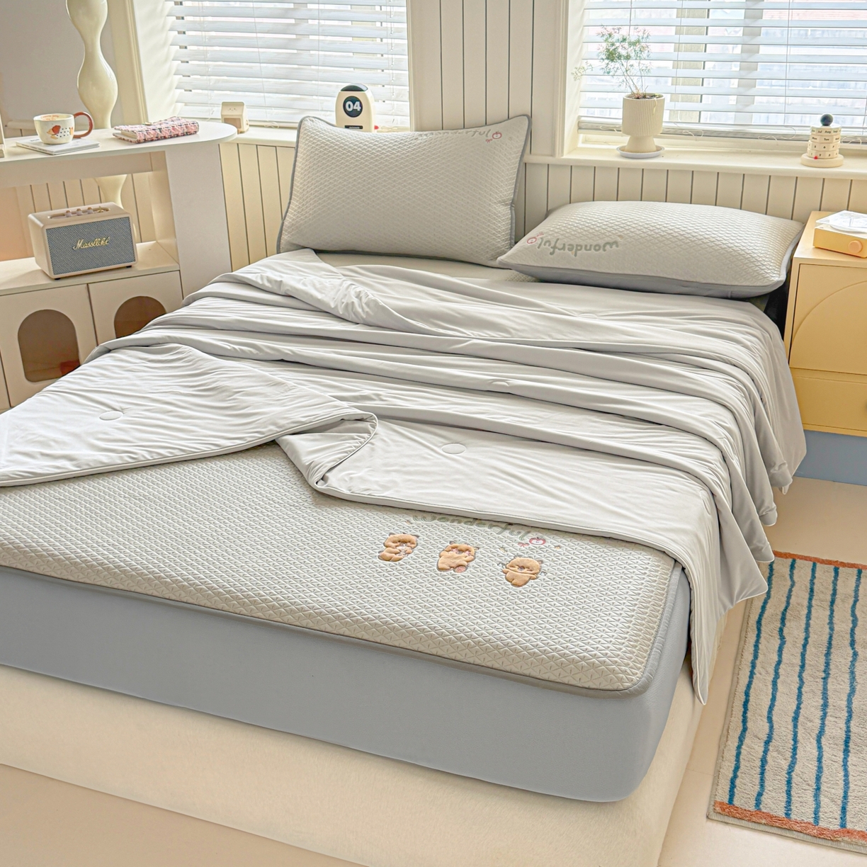 91家纺网 家纺一手货源 找家纺 欧邦 2026新款PE中分子刺绣复合床笠款冰豆豆夏被套件-卡皮巴拉系列 卡皮-咖