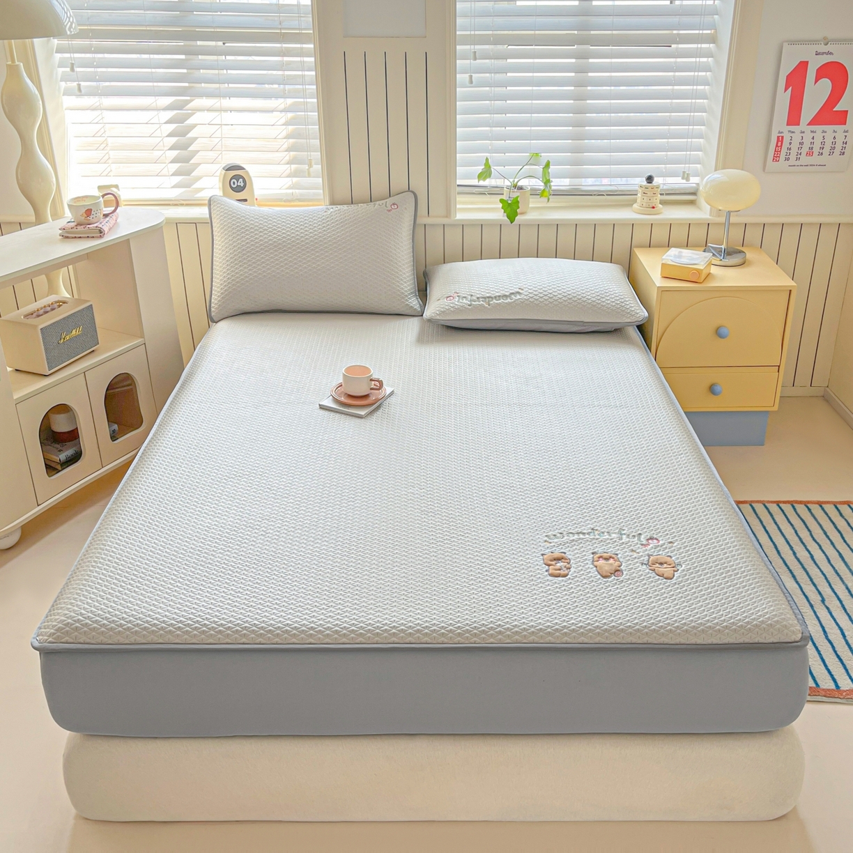 91家纺网 家纺一手货源 找家纺 欧邦 2026新款PE中分子刺绣复合床笠款冰豆豆夏被套件-卡皮巴拉系列 卡皮-咖