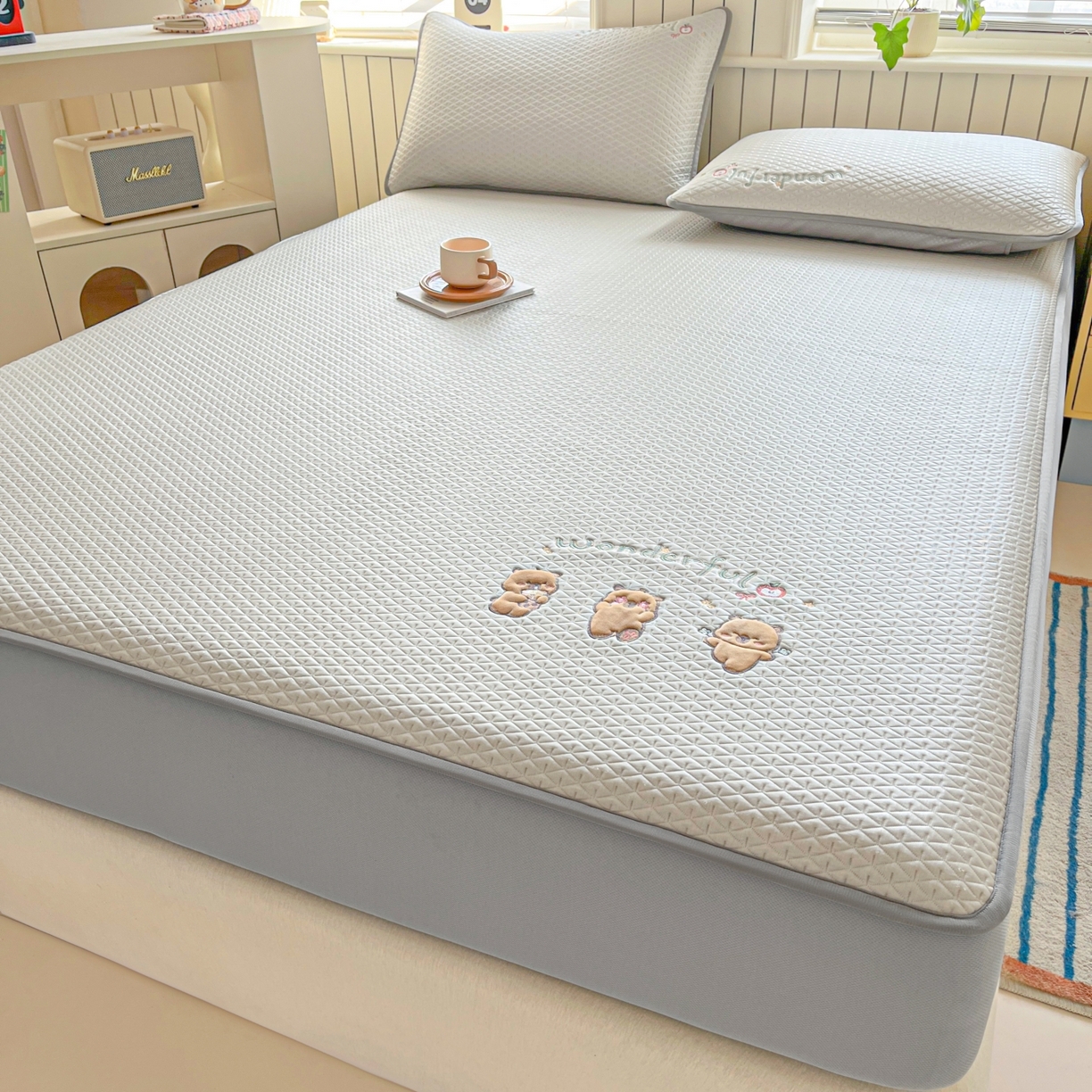 91家纺网 家纺一手货源 找家纺 欧邦 2026新款PE中分子刺绣复合床笠款冰豆豆夏被套件-卡皮巴拉系列 卡皮-咖