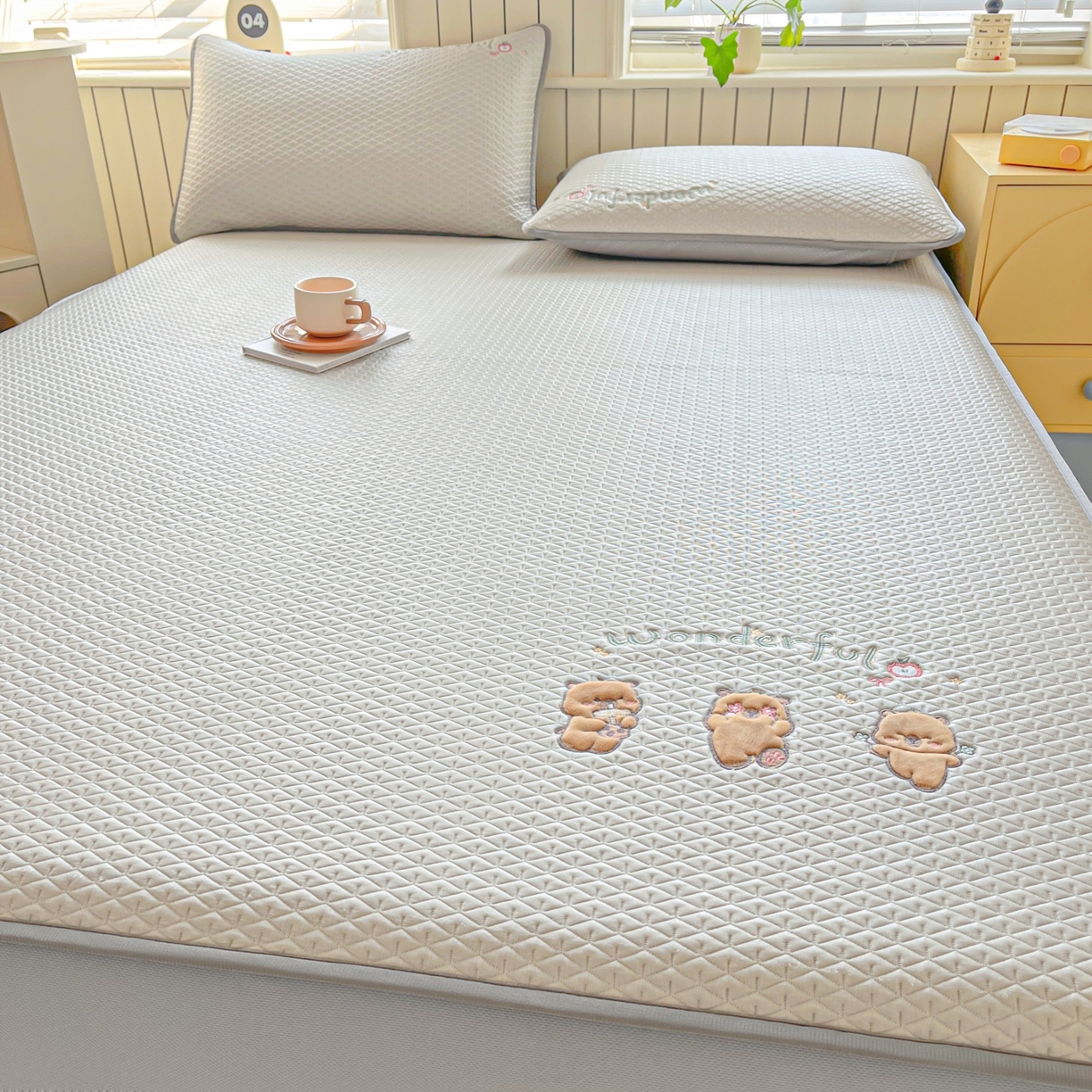 91家纺网 家纺一手货源 找家纺 欧邦 2026新款PE中分子刺绣复合床笠款冰豆豆夏被套件-卡皮巴拉系列 卡皮-咖