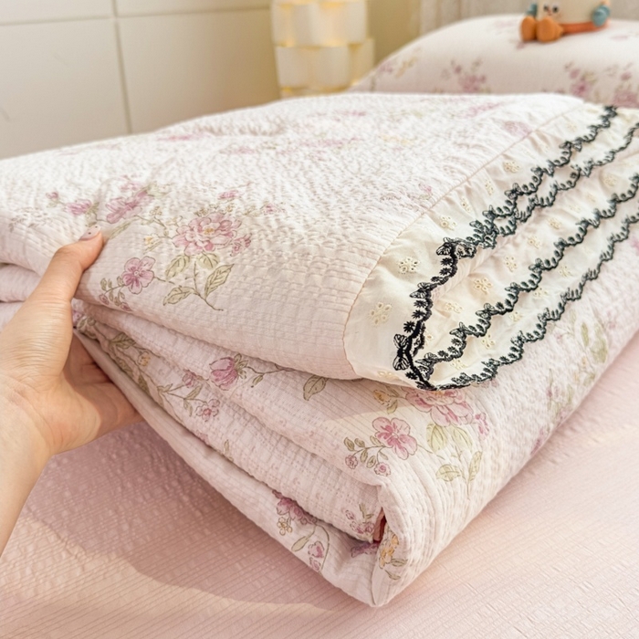 91家纺网 家纺一手货源 找家纺 （总）赫本家纺 2026新款全棉镂空花边云感印花双层纱夏被四件套