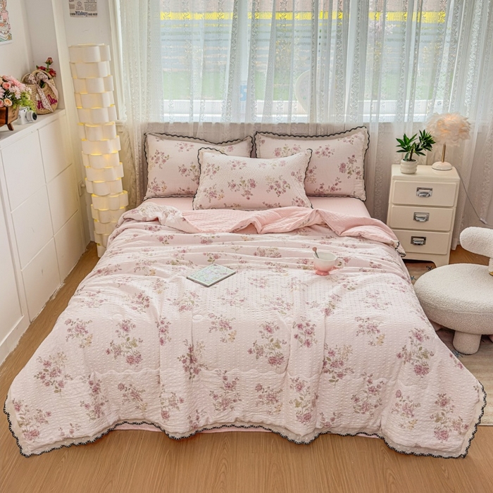 91家纺网 家纺一手货源 找家纺 （总）赫本家纺 2026新款全棉镂空花边云感印花双层纱夏被四件套