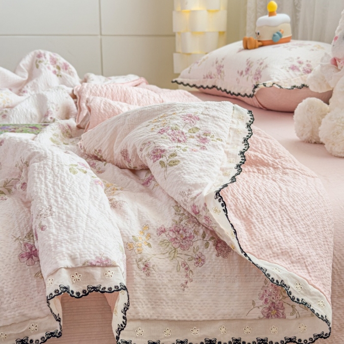 91家纺网 家纺一手货源 找家纺 （总）赫本家纺 2026新款全棉镂空花边云感印花双层纱夏被四件套