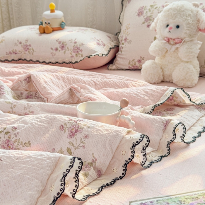 91家纺网 家纺一手货源 找家纺 （总）赫本家纺 2026新款全棉镂空花边云感印花双层纱夏被四件套