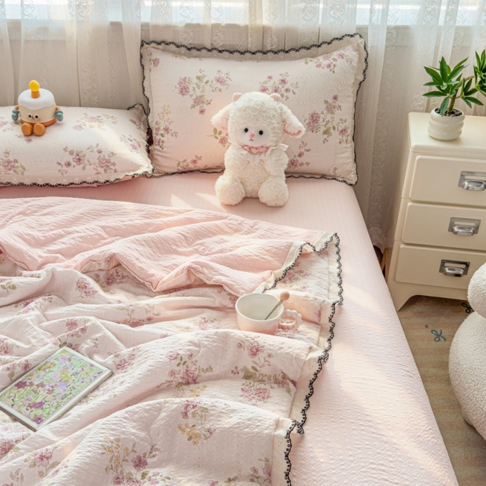 91家纺网 家纺一手货源 找家纺 （总）赫本家纺 2026新款全棉镂空花边云感印花双层纱夏被四件套